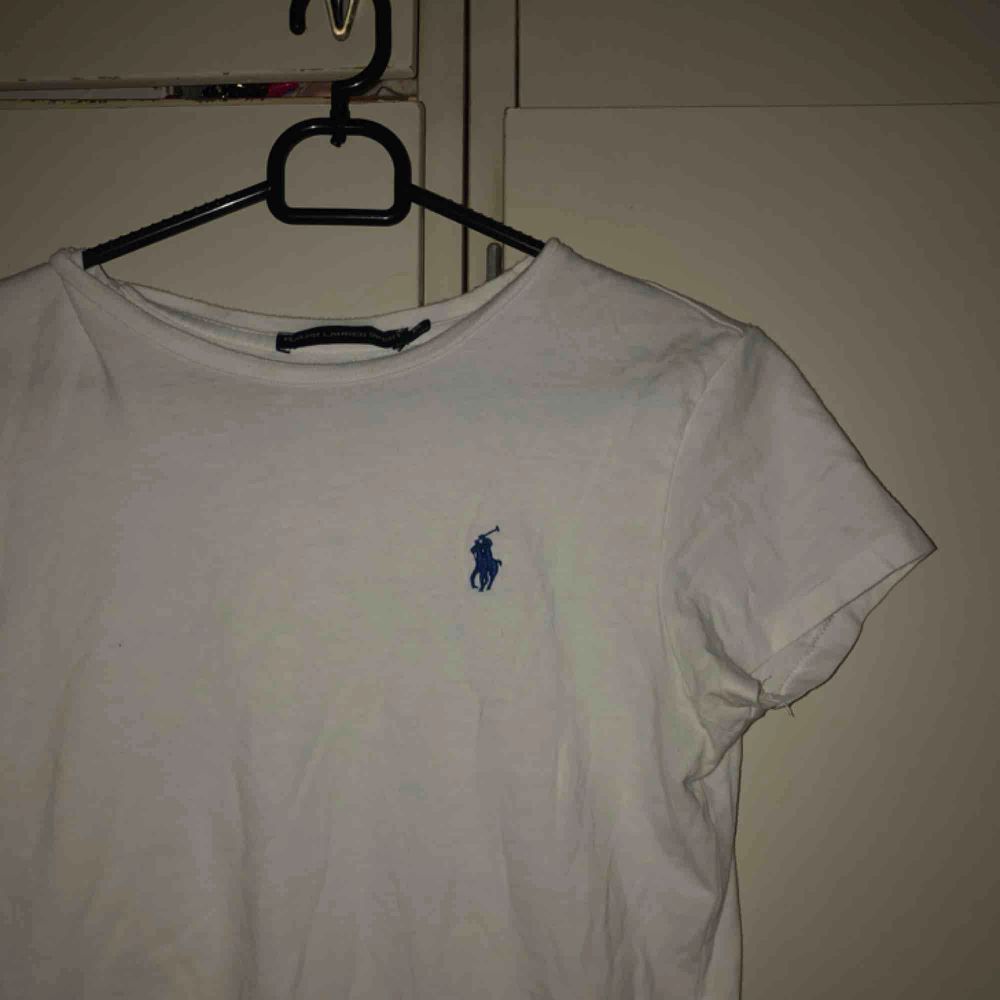 fin t-shirt från ralph lauren. vit med blå häst. T-shirts.