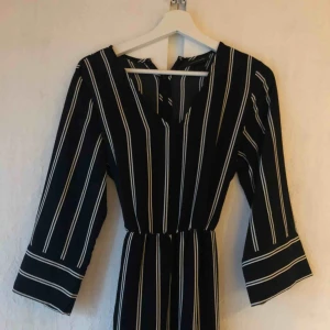  - Sååå fin jumpsuit från Monki, den blir aldrig använd tyvärr!! Frakt tillkommer (BUDGIVNING PÅGÅR: just nu 200)