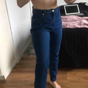  - Jeans från monki (”Kimono high relaxed monki) i storlek 30. Möts upp i Uppsala annars står köparen för frakten 
