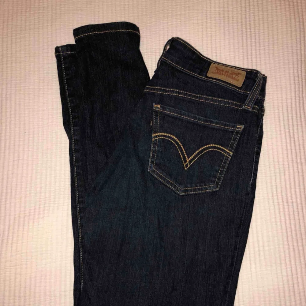 Tajta Levis stretchiga i jeans material Mörkblå tvätt Superfint skick. Jeans & Byxor.