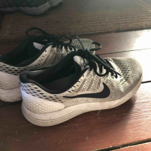  - Ganska använda Nike skor till salu. Inget fel på dom förutom att dom är missfärgade säljer pga har växt ur dom. Har haft dom i cirka ett år. Om ni köper dom andra Nike skorna jag säljer (kolla min profil) så fr din dessa för 50kr