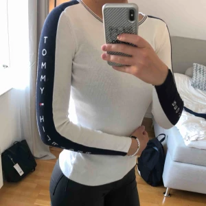  - Säljer min supersnygga Tommy Hilfiger tröja då den tyvärr blivit lite liten. Den är i nyskick och har otroligt mycket kvar att ge! Tar betalning via swish och köparen står för frakten!🥰