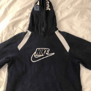  - En hoodie som jag köpte här på plick, men säljer för att den inte kommer till användning. Tröjan är i barnstorlek XL, men skulle säga att den är som en S. Frakt tillkommer. 