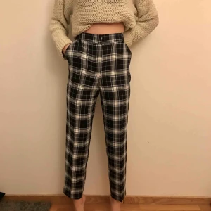  - Supertrendiga byxor från Asos, nypris 399kr. Helt oanvända, säljer pga fick ett par liknande i julklapp. Passar även strl 36. Priset är exklusive frakt, köpare står för frakt.