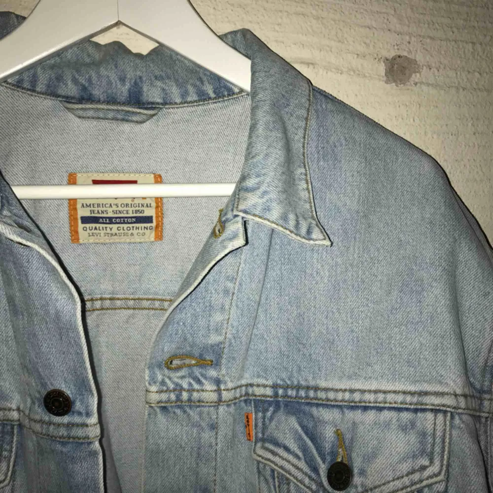 Croped vintage jeansjacka från Levi’s. Aldrig använd.. Jackor.