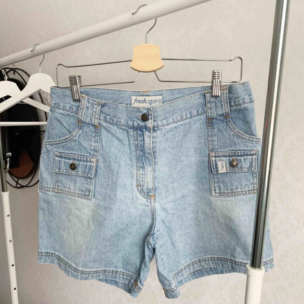 Shorts från Fresh Spirit. Fint skick. Storlek: 42 Pris: 1 kr  Köparen står för frakten . Jeans & Byxor.