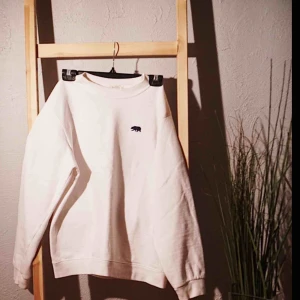  - Vit mysig tjocktröja, använd under ett par år men är i mycket bra skick, säljes pga. används inte längre