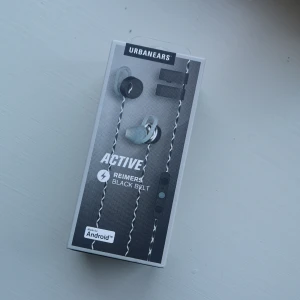  - Urbanears Reimers, black belt Snygga funktionellla sporthörlurar Helt oanvända, anpassade för Android 