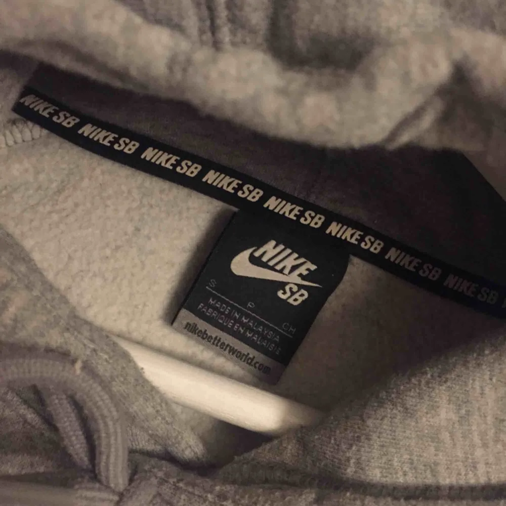 Grå hoodie från Nike SB. Använd men fortfarande i superbra skick! OBS; Herrstorlek:) Köparen står för frakten.. Hoodies.