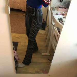  - Randiga utsvängda byxor som är ganska strechiga 