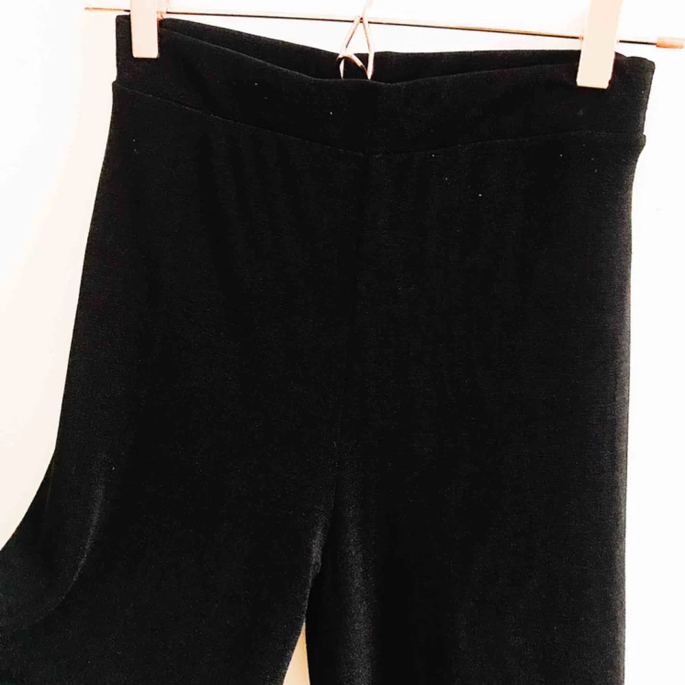 Svarta med lite skimmer i Väldigt höga i midjan och lite varmare än vanligt (dubbelt tyg) väldigt sköna!. Jeans & Byxor.