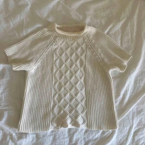 Stickad tröja  - Stickad tröja i T-shirt modell att l men är som en small