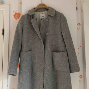  - Superfin grå kappa från Mango. Använd ett fåtal gånger. Frakt tillkommer om du inte kan mötas upp. 