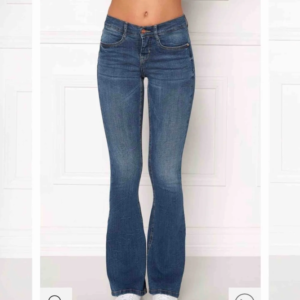 Nyligen köpa jeans som tyvärr ej kommit till användning:( små i storleken därför passar den S. Frakt tillkommer, . Jeans & Byxor.
