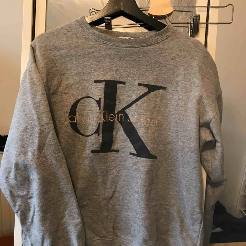 Vintage Calvin Klein colleage tröja. Fint skick.  Passar mellan S och M är storleken skulle jag säga. ✨köparen står för frakten✨ hör av dig vid fler frågor!. Hoodies.