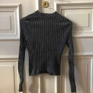  - Grå tröja från Gina tricot. Står att det är stl M men den är mer en XS. Dock väldigt stretchig.  Kan mötas upp i Gbg annars tillkommer frakt ✨