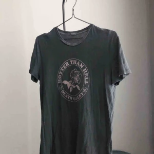  - Hotter than hell Death Valley t-shirt från Brandy Melville 🖤 Frakt: 35kr eller mötas upp i Stockholm