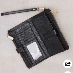  - Jätte snygg Michael kors plånbok! Använd endast 2gånger , den är som ny. Den jag har är med silver text och dragkedja.  Köpt för 1300kr! 