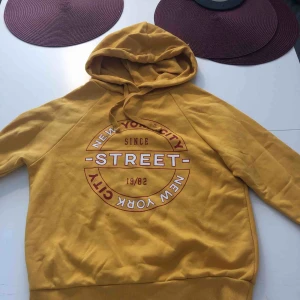  - En gul Hoodie med tryck från gina tricot, använd ca 2 gånger 
