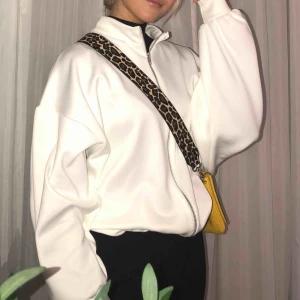  - Vit kofta, tjocktröja (!!) eller vad man ska kalla det. Lent tyg och ganska tunn, men stetchig!! . Kan användas som jacka närmare mot våran. Också väldigt sällan använd därav säljas