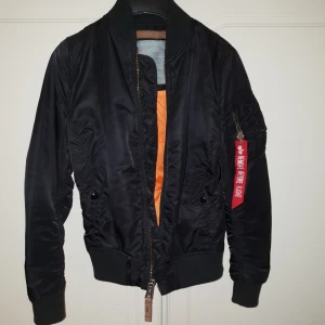  - Slimmad bomberjacka från Alpha Industries i mycket bra skick, använd endast ett par gånger. Köpt hösten 2018 för 1799kr. Säljs för 800kr. Köparen står för frakten. Kan även mötas upp i Göteborg. Priset kan diskuteras.