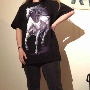  - stor tshirt med likadant lila hästtryck på fram- och baksida. fint skick. hade säkert varit fin som crop top! möts upp i uppsala eller så betalar köparen frakt. pris kan diskuteras :)