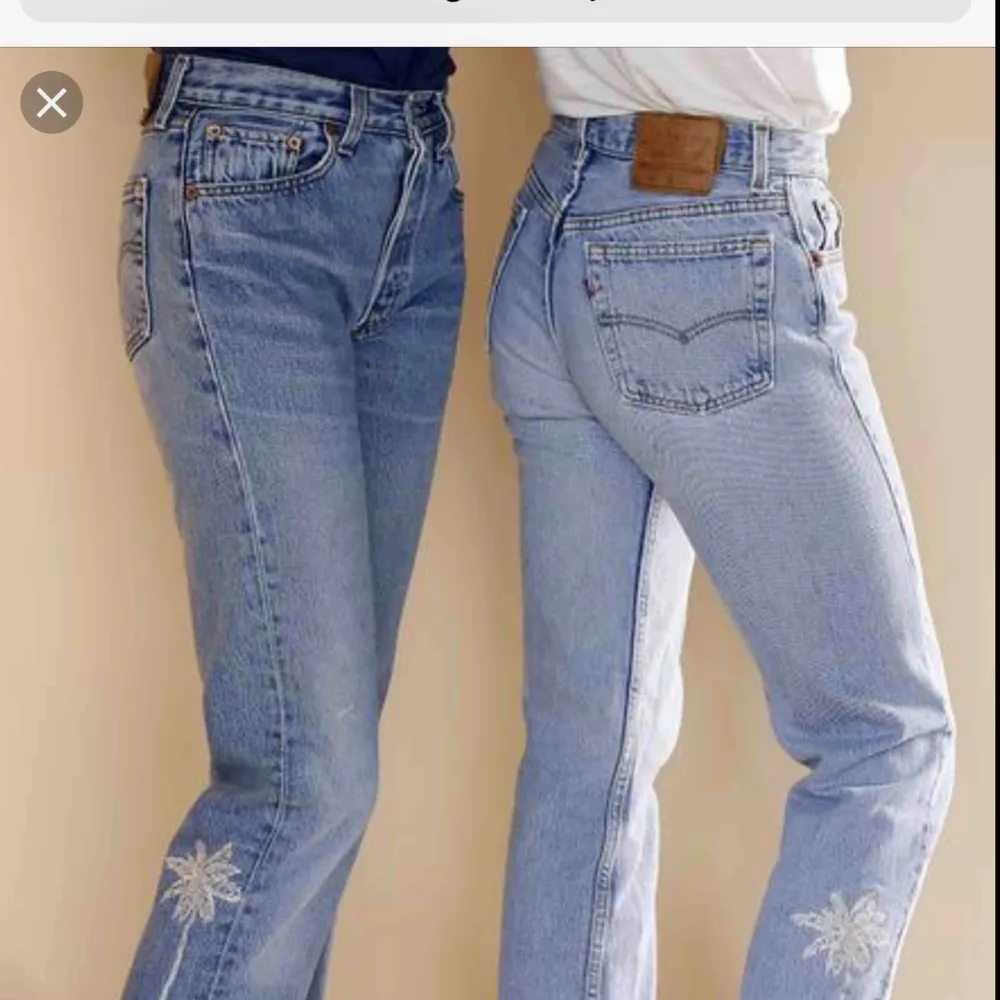 Hej SÖKER vintage/ retro levis jeans med den gamla lappen alltså som dem jeansen på bilden ska passa en xxs-XS vad har ni? 😇. Jeans & Byxor.