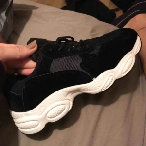  - Svarta oanvända chunky trainers från boohoo. Säljes pga för liten storlek. Strl 39, men sitter som en 38/37,