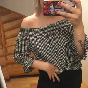  - Snygg svart vit rutig offshoulder, uppskattningsvis strl s/m men den e väldigt stretchig så skulle kunna passa L oxå kanske