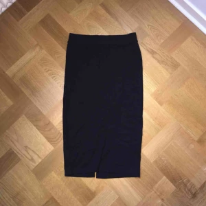 - Svart tajt tubkjol från Stradivarius med slitsöppning där bak. Oanvänd. Köparen står för frakten