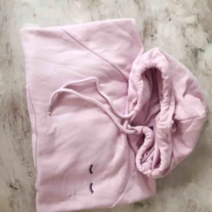  - Söt hoodie men sovande ögon på från monki🌝