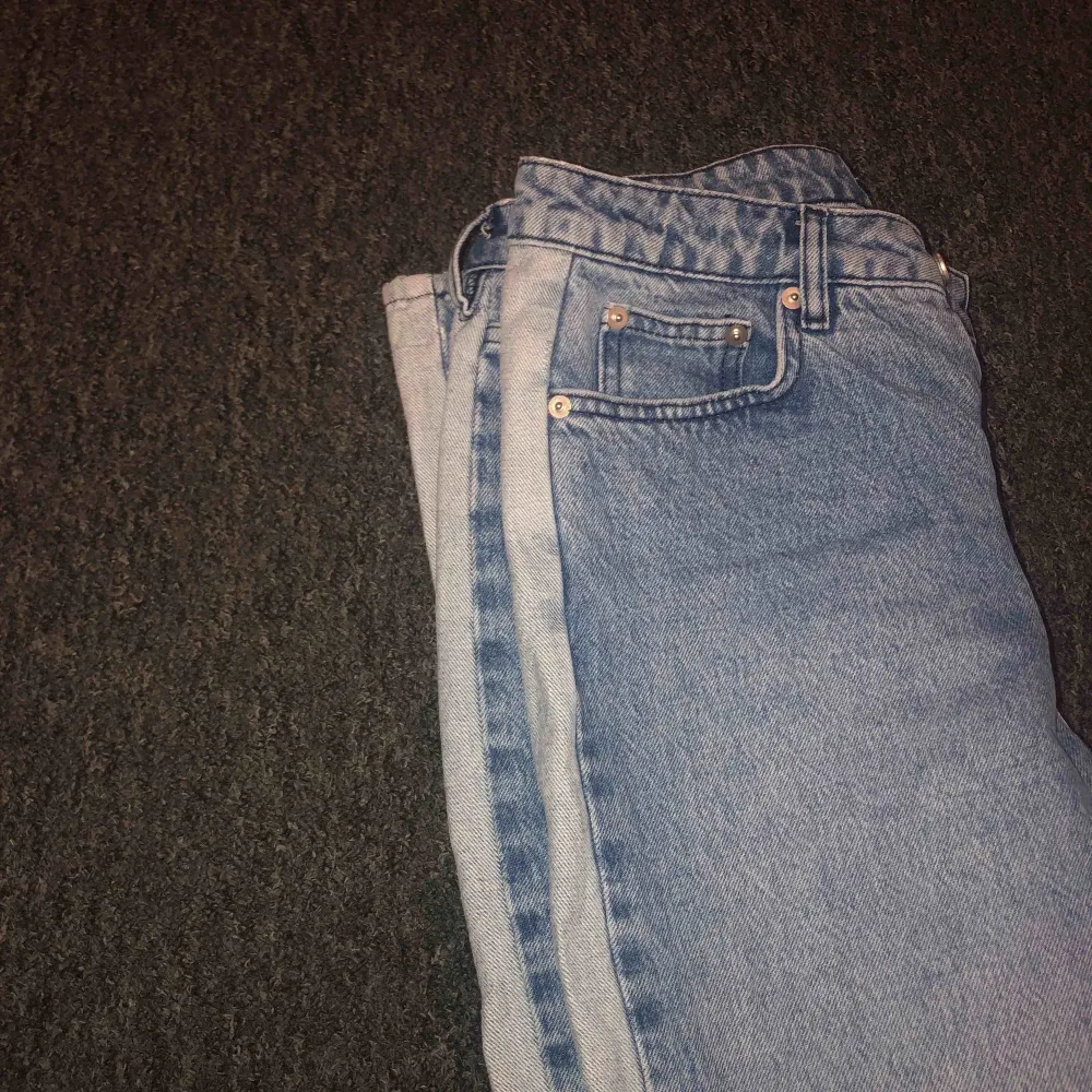 Byxor från NAKD med streck på sidorna som säljes då dom aldrig kommer till användning. Frakt tillkommer. Använda 1 gång. Jeans & Byxor.