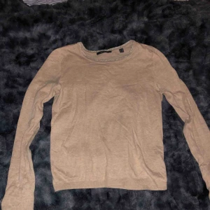  - Tröja med fina detaljer från Esprit, säljes pga att den ej kommer till användning. 