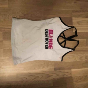  - Blonde destroyer träningslinne, stl M men litet i stl, mer åt S. Använt ett par gånger, nyskick, tvättas såklart innan köp. 