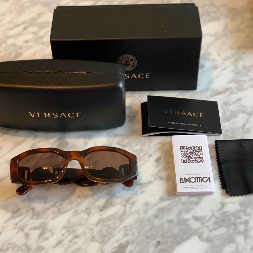 Helt nya oanvända solglasögon ifrån Versaces ikoniska ”biggie” collab. Unisex. Modellen är helt slutsålda i denna färgen! Kvitto, och äkthetsbevis finns  Nypris 2300:- . Accessoarer.