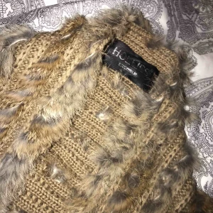  - Fin HOLLIES pälsväst i färg beige brun. Superfint skick men då den ALDRIG kommer till användning hos mig säljer jag den vidare till någon som skulle kunna ha användning för den. Möts upp inom Stockholm ( skriv för eventuella frågor eller för mer bilder)