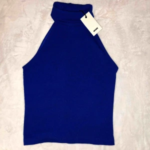  - Blå top från bikbok, strl M. Oanvänd, bara testad. Fri frakt 