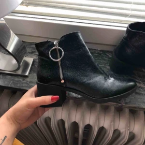  - Ett par sköna och enkla klackskor skor från HM. Använda 1 gång, säljes därför att dem är för smala för min fot.  