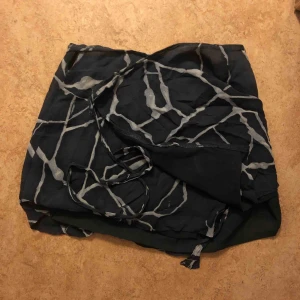  - Söt Omlottkjol i polyester. Man knyter där bak.