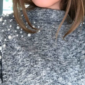  - Knappt använd tröja från h&m i jätte fint skick. Mycket bekvämt material och jättefina detaljer med pärlor på axlarna. Sitter bekvämt!