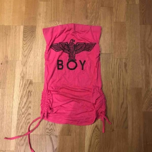  - Top med Boy London- oanvänd!  Köparen står för frakt