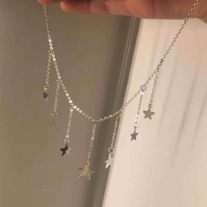  - Trendigt silvrigt (inte äkta) halsband med fina stjärnor!! Frakten är fri!! Jag tar enbart swish 💓