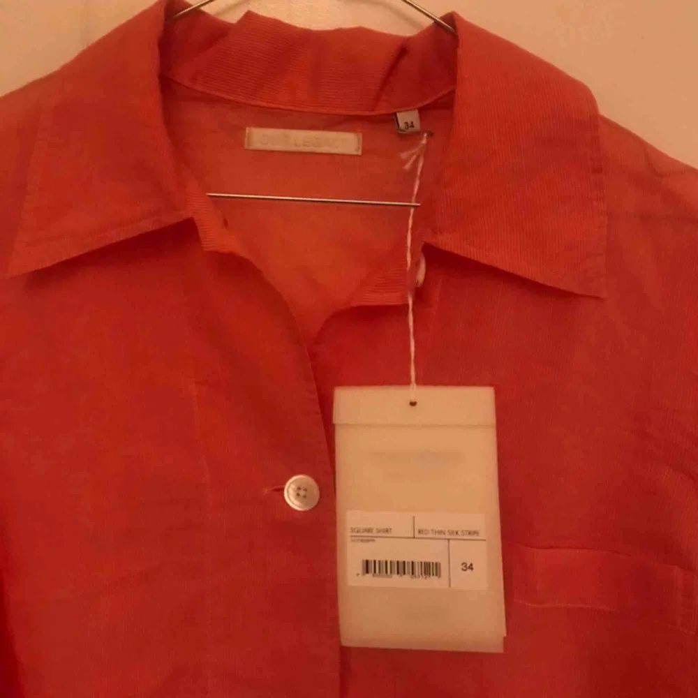 Röd och vitrandig skjorta. Aldrig använd. Oversize. . Skjortor.