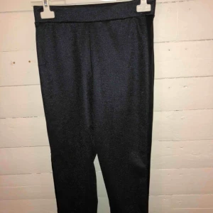  - JÄTTEsnygga glittriga kostymbyxor från Gina tricot  ( lite mer glittriga i verkligheten) som tyvärr är för stora för mig ://