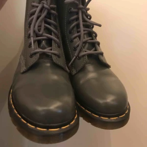  - Lackerad Dr Martens i nyskick. Strl 39. Säljes för 600kr eller bud. 