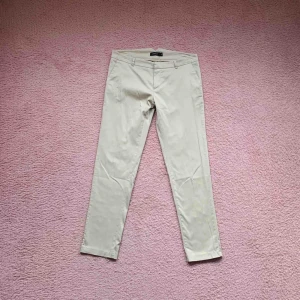  - Chinos i en stone washed beige. Använt ett fåtal gånger, i bra skick.