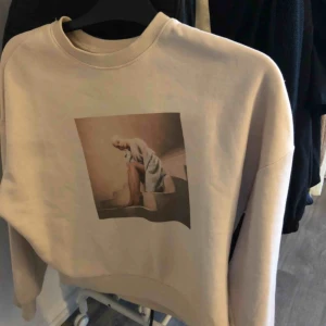  - Ariana Grande tröja från Hm Säljs pågrund av att jag inte använder den köparen står för frakten