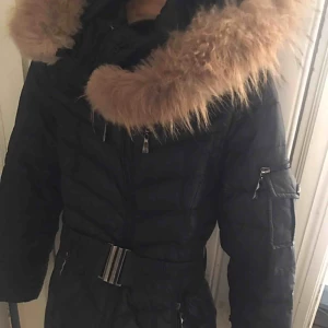  - Hollies jacka med äkta päls (avtagbar)  