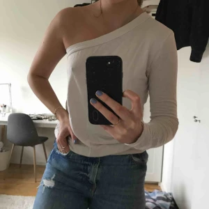  - Skitsnygg oneshoulder tröja från AFJ x NA-KD designad av zennufer !! Sååå skön! I storlek XS men skulle säga att den passar S bättre🥰🥰 frakt ingår!