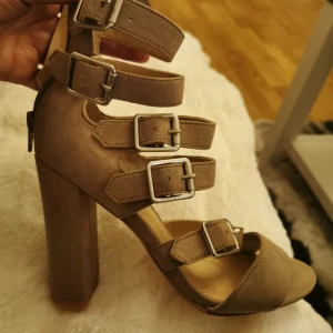 Klackar  - Jättefina klackar, aldrig använda! Brun/beiga   